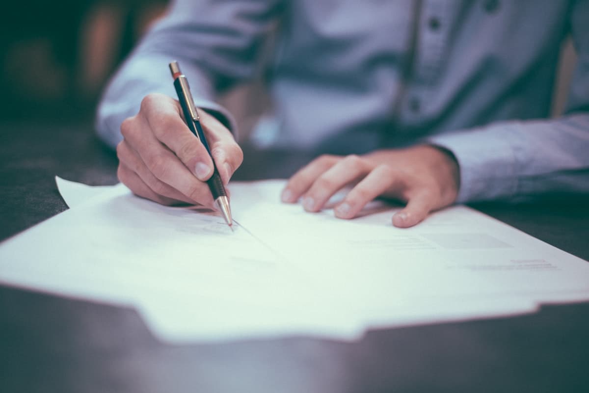 Recherche et rédaction juridique sur bureau, plume et documents